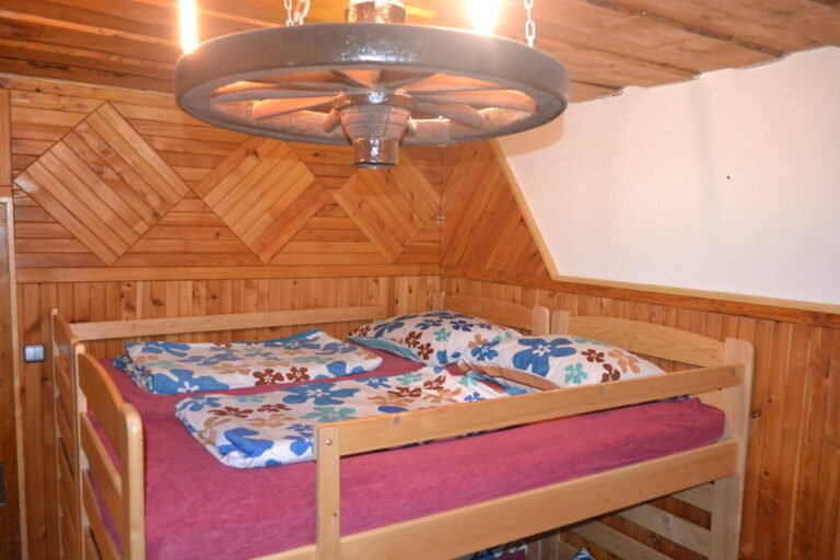 Chalupa nad udolim vlary