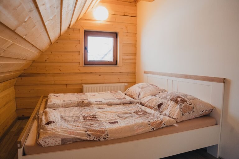 Chalupka pod lesom zazriva