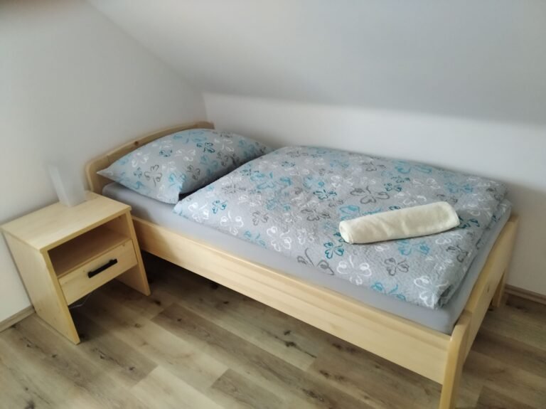 Chaloupka u brozu